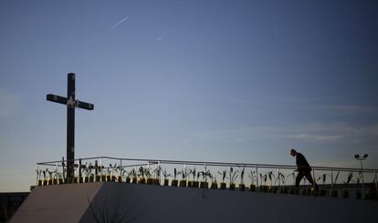 Un guardia vigila la rampa que será usada por el Papa en la frontera.