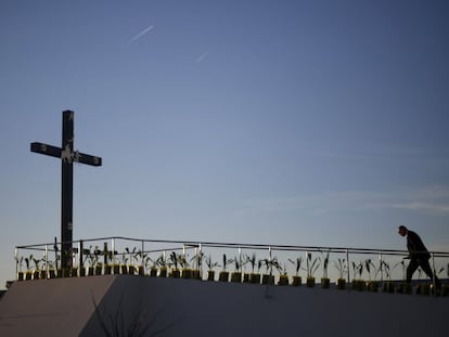 Un guardia vigila la rampa que será usada por el Papa en la frontera.