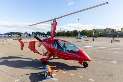 Autogiro rojo de la empresa Ela fabricado en España, junto a un pequeño dron de la española Crisalion, ambos en la zona de pruebas de Zaragoza.