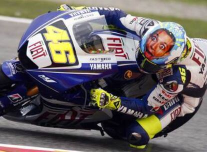 Rossi, ayer, con una imagen suya en el casco.