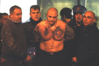 Ivan Bogdanov, el líder del grupo ultra serbio Los Tigres de Arkan, detenido por la policía italiana luce tatuados en sus pectorales una granada de mano y un emblema nacionalista con el escudo del Estrella Roja de Belgrado.