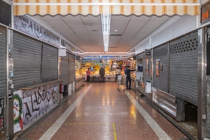 El mercado por la mañana, cuando solamente abren los comercios tradicionales de alimentación y apenas hay gente.

