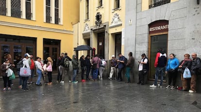 Colas en el comedor social Ave María, en la calle del Doctor Cortezo de Madrid, a mediados de noviembre.