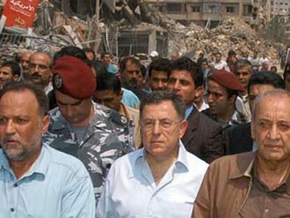 El primer ministro libanés, Fuad Siniora (centro), visita los suburbios del sur de Beirut.