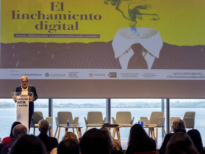 El presidente de EL PAÍS, Juan Luis Cebrián, durante su intervención en la clausura de la cuarta edición del Congreso de Periodismo Cultural celebrado en Santander. 