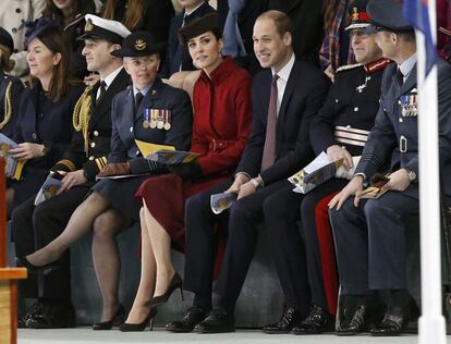 El príncipe Guillermo y su mujer (en el centro de la imagen), la semana pasada durante su visita a la base de la RAF en Anglesey.
