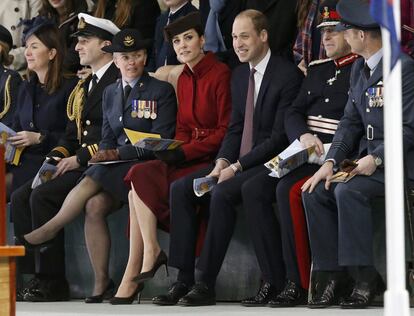 El príncipe Guillermo y su mujer (en el centro de la imagen), la semana pasada durante su visita a la base de la RAF en Anglesey.