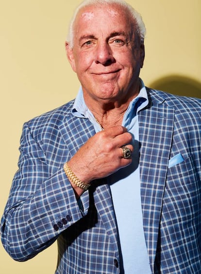 La estrella de la lucha libre Ric Flair (Memphis, 1949) se arrepintió de haber contado con cuántas mujeres se ha acostado por la vergüenza que provocó entre sus nietos. La cifra, no obstante, no resulta tan bochornosa como el nombre con el que él mismo apodó a su pene (Space Mountain, en referencia a la atracción de Disneylandia) y su frase estrella para ligar: “¿Quieres montarte en un viaje?”. Flair, a los 68 años, asegura que esa cifra ya no importa porque solo tiene ojos para una mujer. Su prometida, Wendy Barlow, se convertirá próximamente en su quinta esposa. Ya no existen historias de amor como las de antes. En la imagen, Ric Flair posa este 2017 para la Asociación de Prensa Británica en 2017.