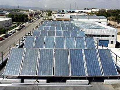 Paneles de captación solar en una de las oficinas de GES en Tarragona.