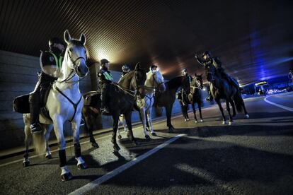 Un grupo de policías, durante un partido de alto riesgo en el túnel de la M-30 bajo el estadio Vicente Calderón.