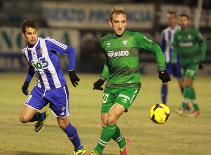 Diego Rivas y Acorán pugnan por el balón.