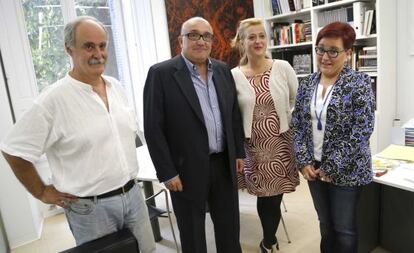 De izquierda a derecha, Igarabide, Baztarrika, Goenaga, y Olaziregi, antes de la presentación de las actividades de la cátedra Bernardo Atxaga.