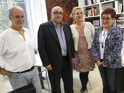 De izquierda a derecha, Igarabide, Baztarrika, Goenaga, y Olaziregi, antes de la presentación de las actividades de la cátedra Bernardo Atxaga.