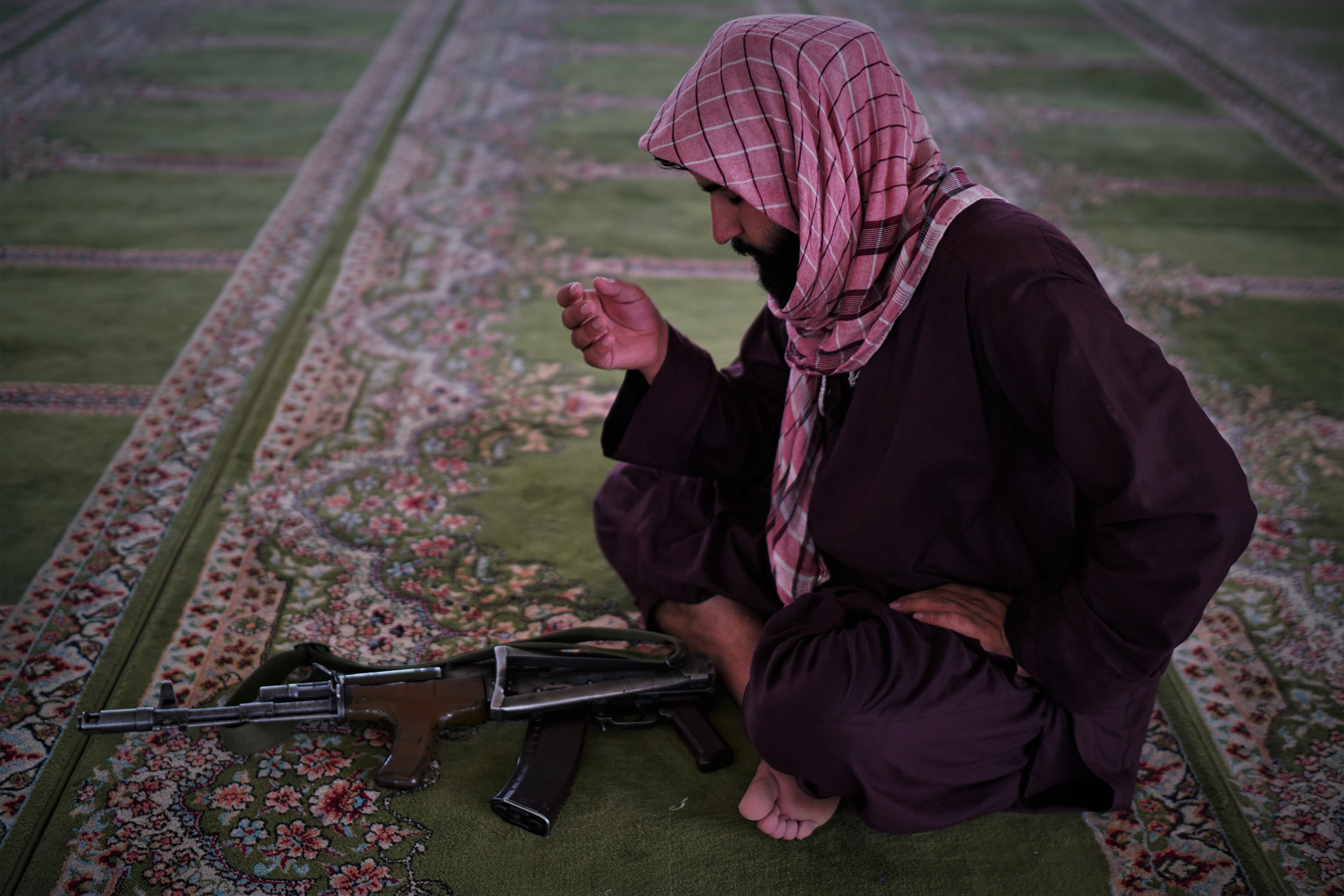 Un talibán durante la oración del viernes en una mezquita de Kandahar. 