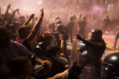 Agentes de la policía catalana se enfrentan con manifestantes independentistas en su camino a las manifestaciones de miembros y simpatizantes de la Policía Nacional y la Guardia Civil.