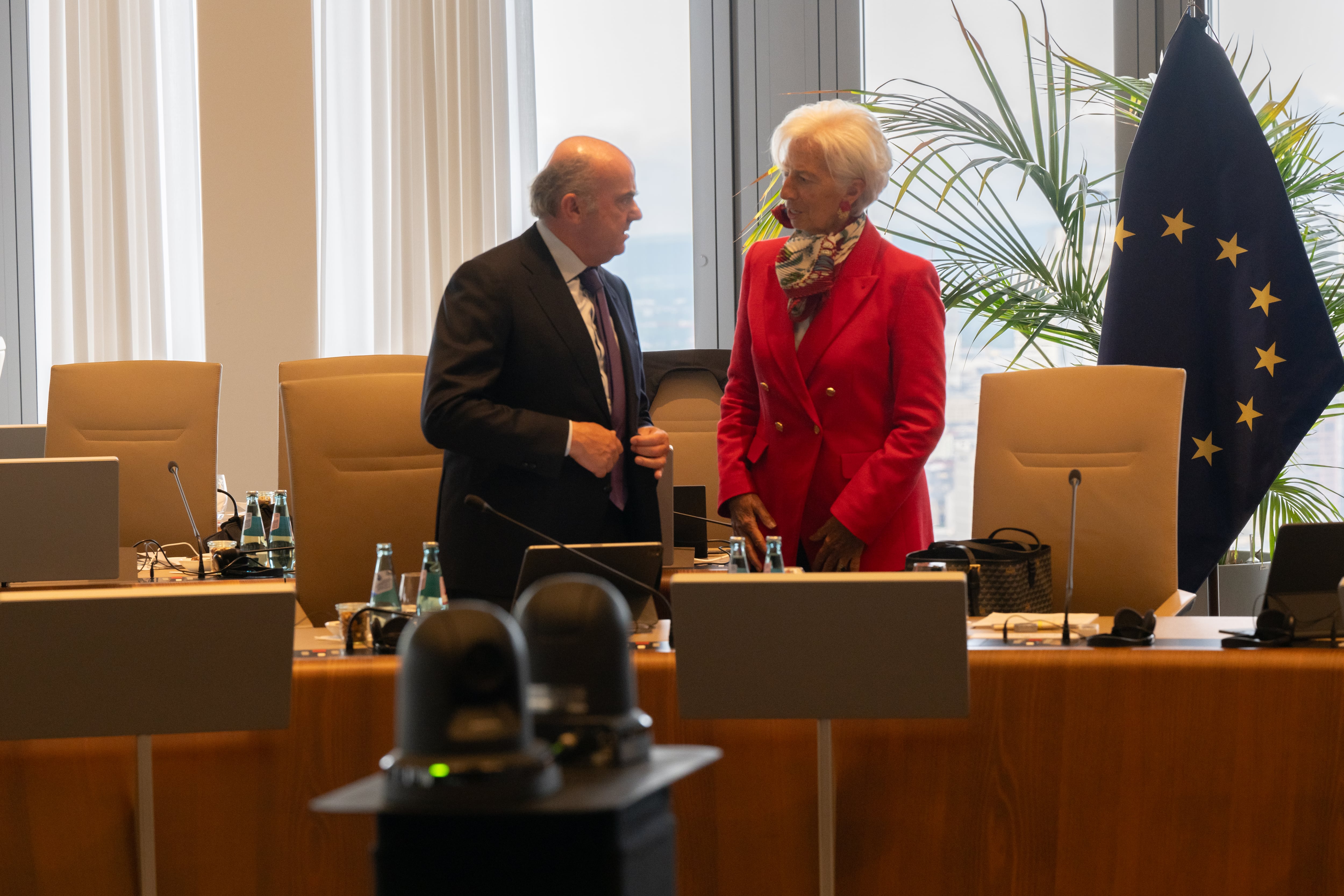 La presidenta del BCE, Christine Lagarde, conversa con su número dos, Luis de Guindos, durante el Consejo de Gobierno de este jueves.