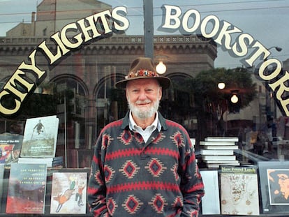 Lawrence Ferlinghetti, en 1998, en San Francisco, delante de su librería.