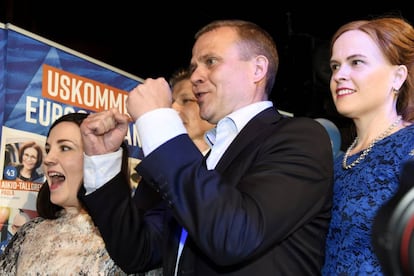 Petteri Orpo, líder de los Conservadores finlandeses, celebra los resultados de las elecciones europeas. 