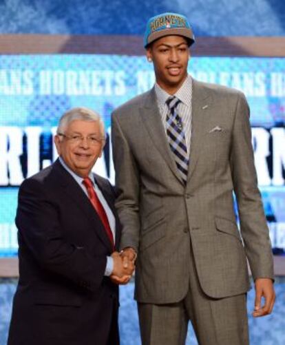 Davis posa junto al comisionado de la NBA, David Stern.