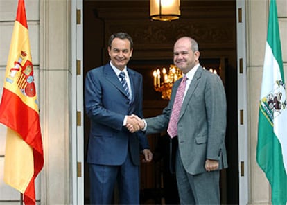 El presidente del Gobierno español, José Luis Rodríguez Zapatero, y el del Ejecutivo andaluz, Manuel Chaves, hoy en La Moncloa.