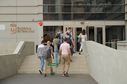 Agentes de la Policía Judicial entran este jueves en la sede del Servicio Canario de Salud en Las Palmas de Gran Canaria para practicar un registro ordenado por la Fiscalía Europea.