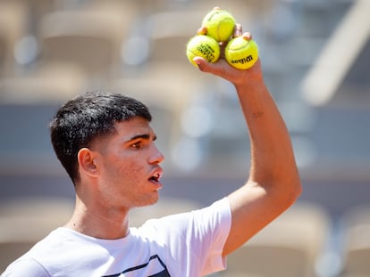 Carlos Alcaraz, durante el entrenamiento de este viernes en la central de Roland Garros.