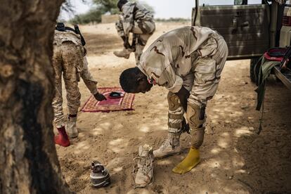 Miembros de la Guardia Nacional de Níger se calzan las botas tras un descanso en su actividad de vigilancia en el norte de la región de Tillabéri. Las fuerzas de defensa y seguridad nigerinas participan en numerosas escoltas para las agencias de Naciones Unidas y delegaciones gubernamentales que se desplazan sobre el terreno dada la situación de inseguridad creada por la presencia de grupos terroristas en la zona.