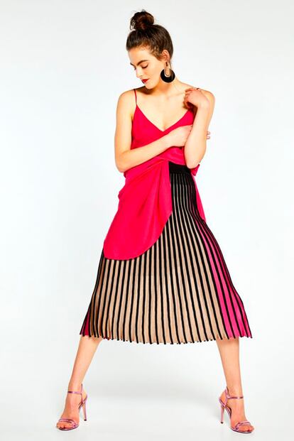 Sfera es una de las marcas que más se ha inspirado en Valentino para sus propuestas de primavera. Esta falda de punto cuesta 29,99 euros.