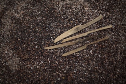 Cuchillos de madera, hechos a mano son usados para mover pequeñas rocas en busca de diamantes.
