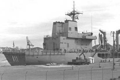 El petrolero <i>Marqués de la Ensenada,</i> atracado en la base naval de Cartagena (Murcia).