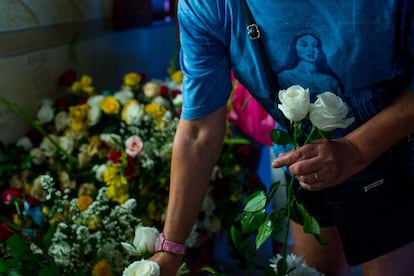 Un devoto escoge rosas blancas para Iemanjá.