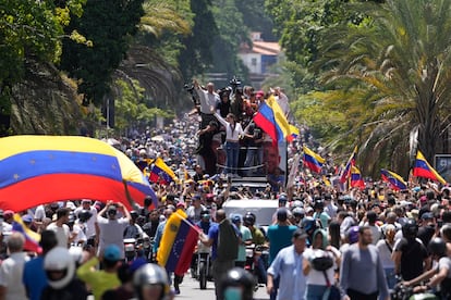 María Corina Machado saluda a los asistentes de una manifestación contra los resultados electorales del oficialismo, el 3 de agosto en Caracas.