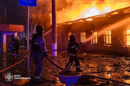 Los bomberos tratan de apagar un incendio provocado por drones rusos en la ciudad ucrania de Jarkov.