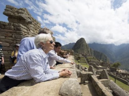 A diretora-gerente do FMI, Christine Lagarde, visita a cidade inca de Machu Picchu, antes da assembleia anual da entidade em Lima.