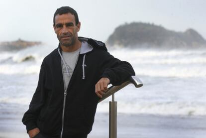Ibon Amatriain, en el malecón de Zarautz, fue uno de los primeros europeos invitados al campeonato de olas grandes en Hawai.
