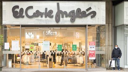 Entrada a un gran almacén de El Corte Inglés.