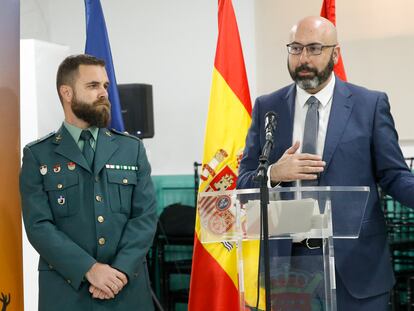 El comandante del Seprona José Carlos Martinez (a la izquierda) y el capitán de Europol José Antonio Alfaro, este martes en Madrid.