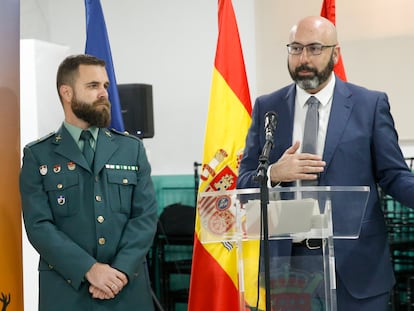 El comandante del Seprona José Carlos Martinez (a la izquierda) y el capitán de Europol José Antonio Alfaro, este martes en Madrid.