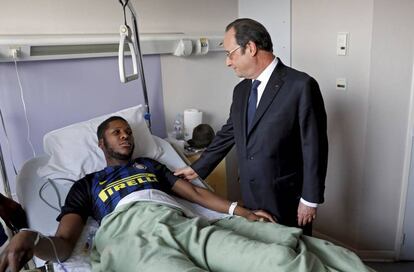 Hollande visita a Th&eacute;o, agredido por la polic&iacute;a.