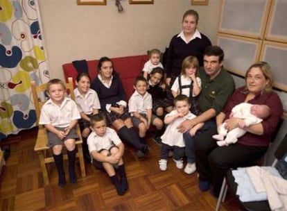 La familia Barrondo, con once hijos, posa en su piso de Irún.