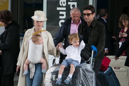 La actriz Melissa George, con su compañero Jean David Blanc y sus hijos, llegando al aeropuerto de Niza para asistir al Festival de cine de Cannes.