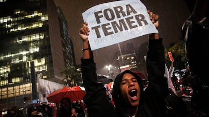 Un manifestante sostiene una pancarta en contra del presidente de Brasil Michel Temer durante una protesta en Sao Paulo en 2017.