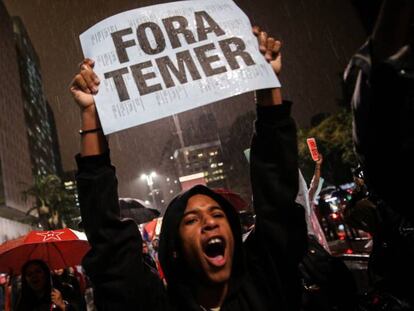 Un manifestante sostiene una pancarta en contra del presidente de Brasil Michel Temer durante una protesta en Sao Paulo en 2017. 