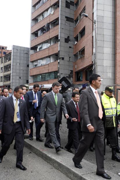 El presidente Santos (centro) visita el lugar del atentado, ayer en Bogotá.