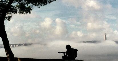 Un guitarrista en un parque de Lisboa.