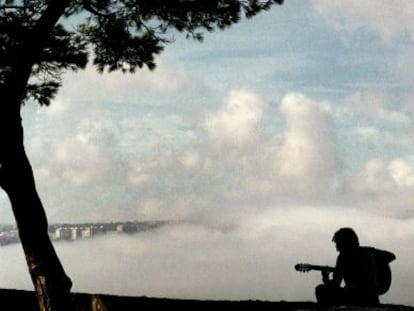 Un guitarrista en un parque de Lisboa.