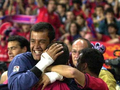 Varios osasunistas celebran en 2001 la salvación de su equipo al ganar a la Real Sociedad en Anoeta.