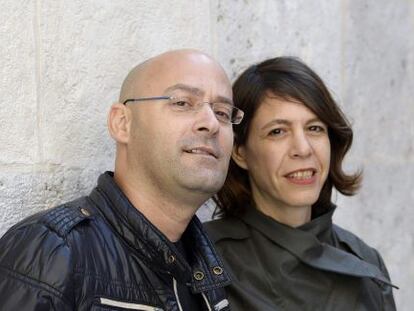 De izquierda a derecha, los directores israelíes Tal Granit y Sharon Maymon ganadores de la Espiga de Oro en la Seminci de Valladolid por la película 'La fiesta de despedida'.