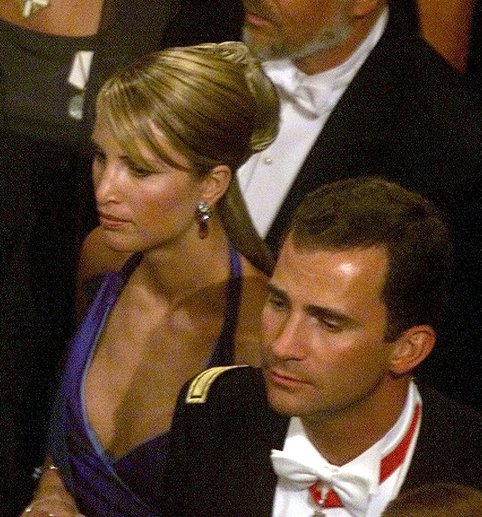 Eva Sannum y el entonces príncipe Felipe en la boda del príncipe Haakon de Noruega y Mette-Marit en agosto de 2001.