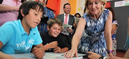 Esperanza Aguirre, con los niños del colegio bilingüe Virgen de Navalazarza de San Agustín de Guadalix, en su primer día de clase.